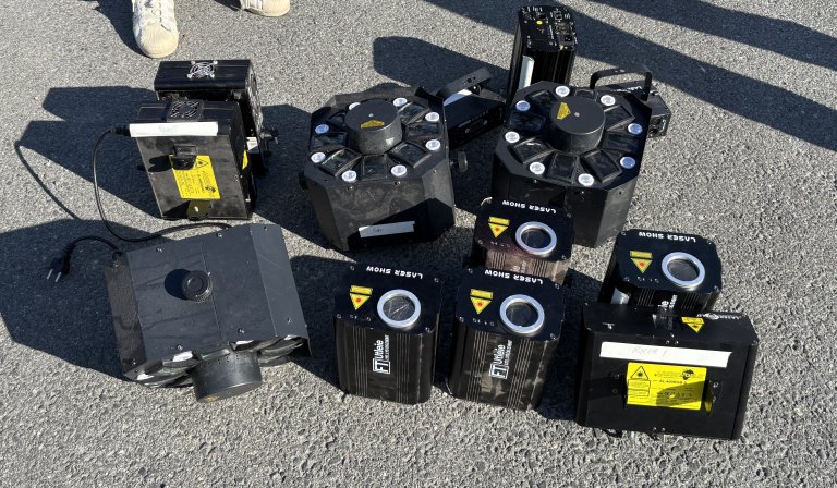 Demonterte laseranlegg står oppstilt på bakken.